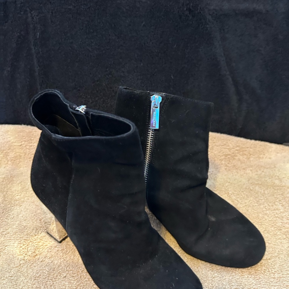MICHAEL Michael Kors Black Ankle Boots with Sleek Design